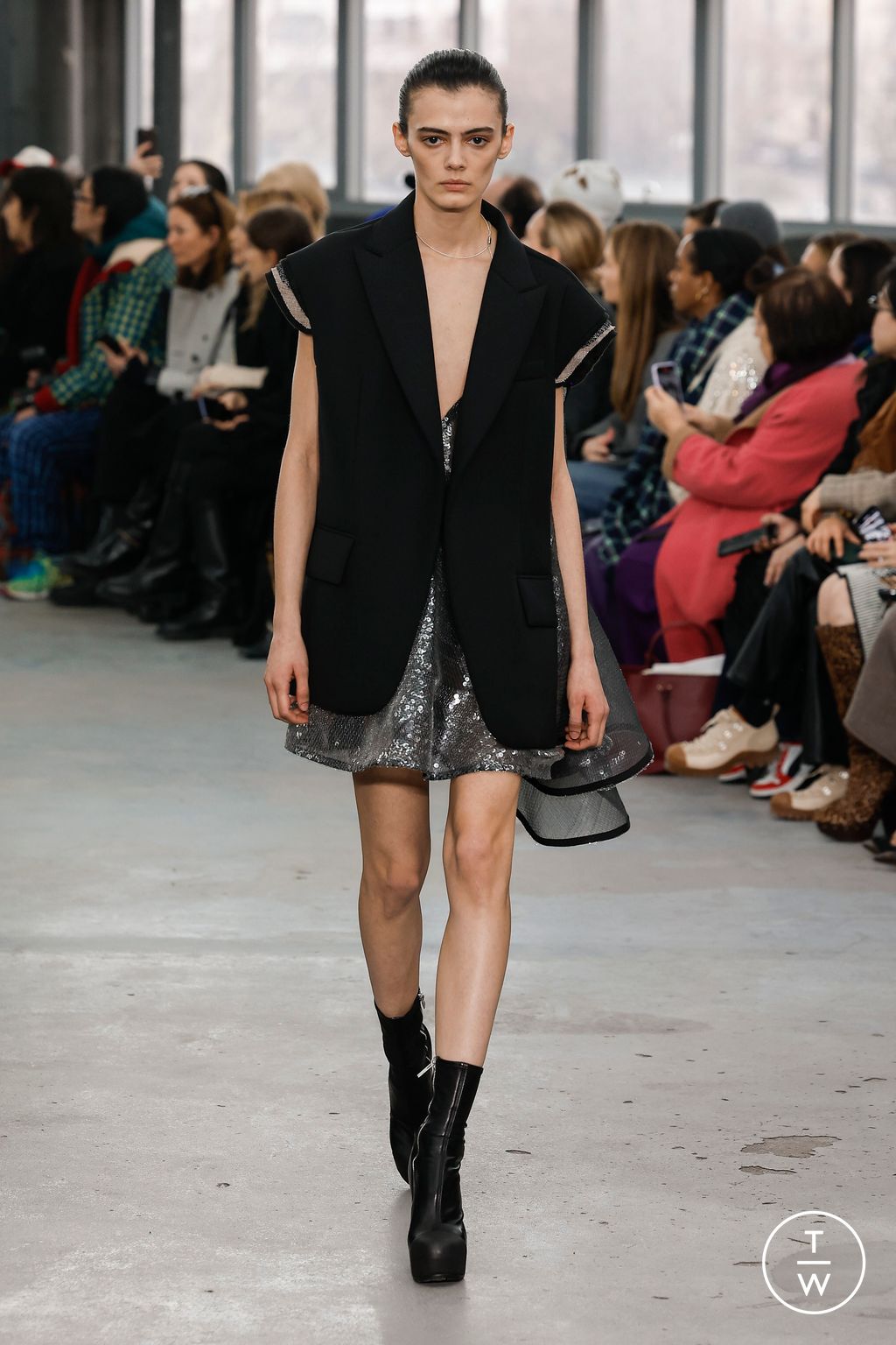 Fashion Week Paris Fall/Winter 2023 look 39 de la collection Sacai womenswear