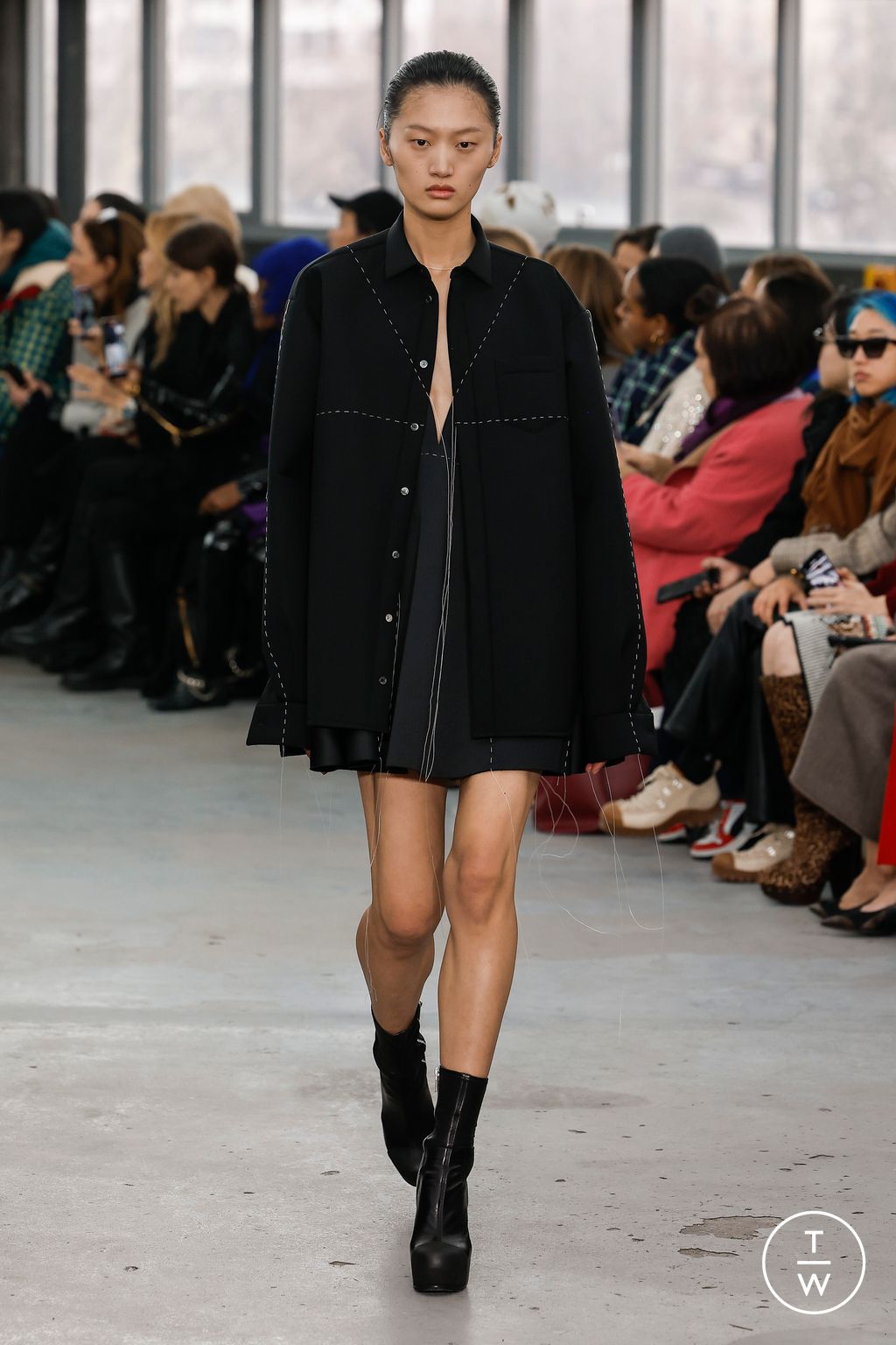 Fashion Week Paris Fall/Winter 2023 look 40 from the Sacai collection womenswear
