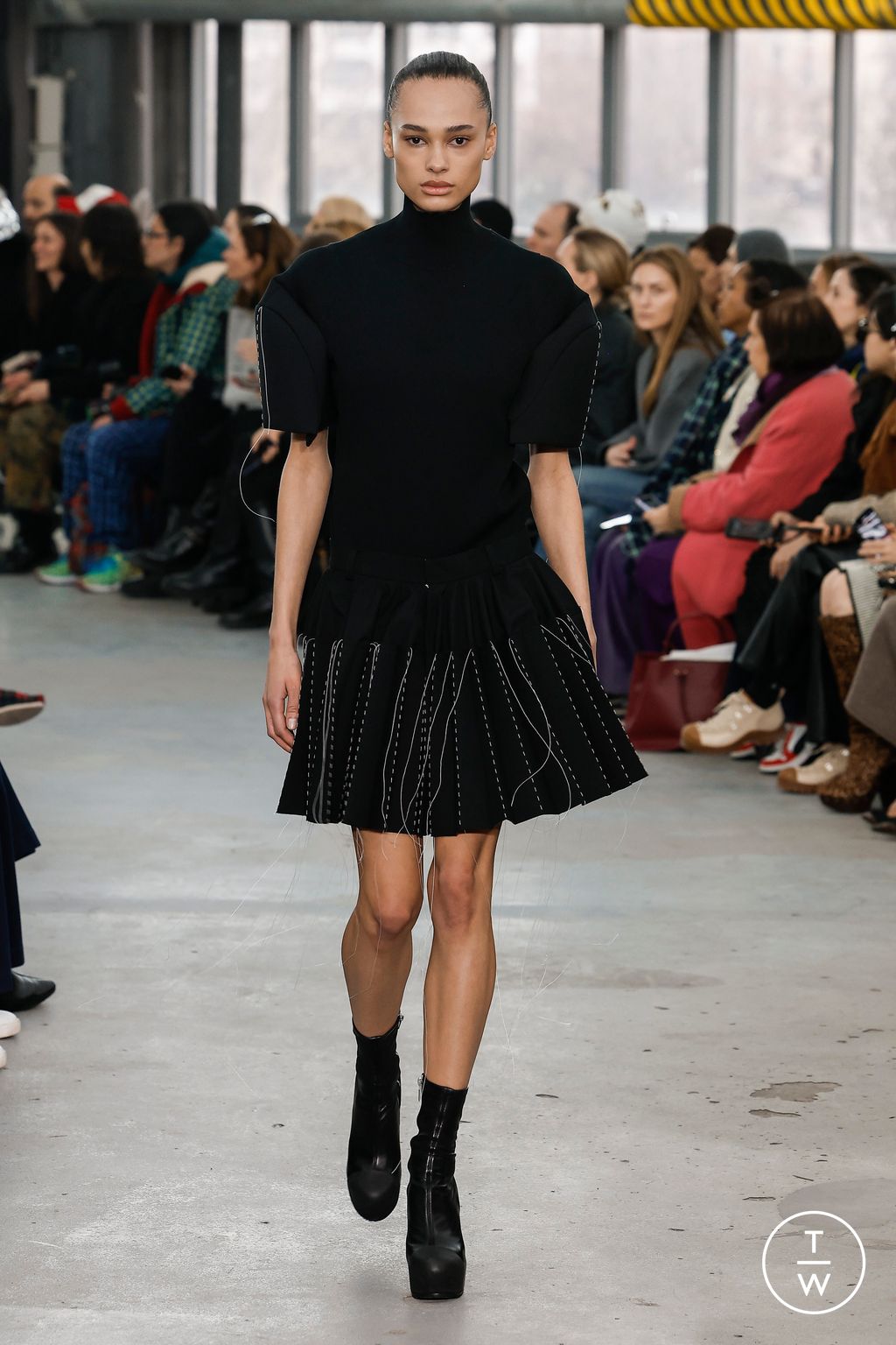 Fashion Week Paris Fall/Winter 2023 look 42 from the Sacai collection womenswear