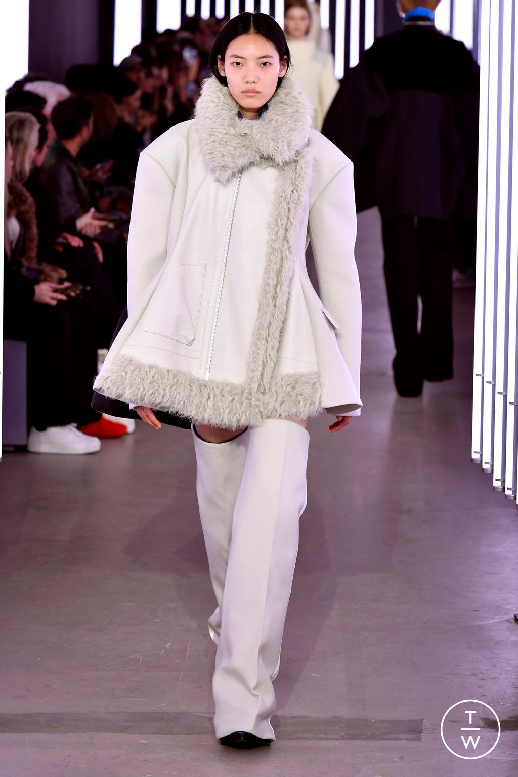Fashion Week Paris Fall/Winter 2024 look 5 de la collection Sacai womenswear