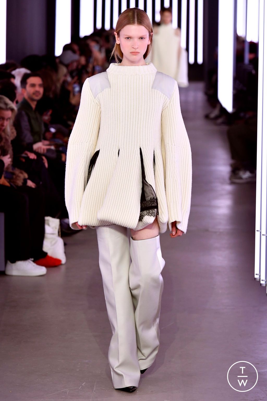 Fashion Week Paris Fall/Winter 2024 look 6 from the Sacai collection 女装