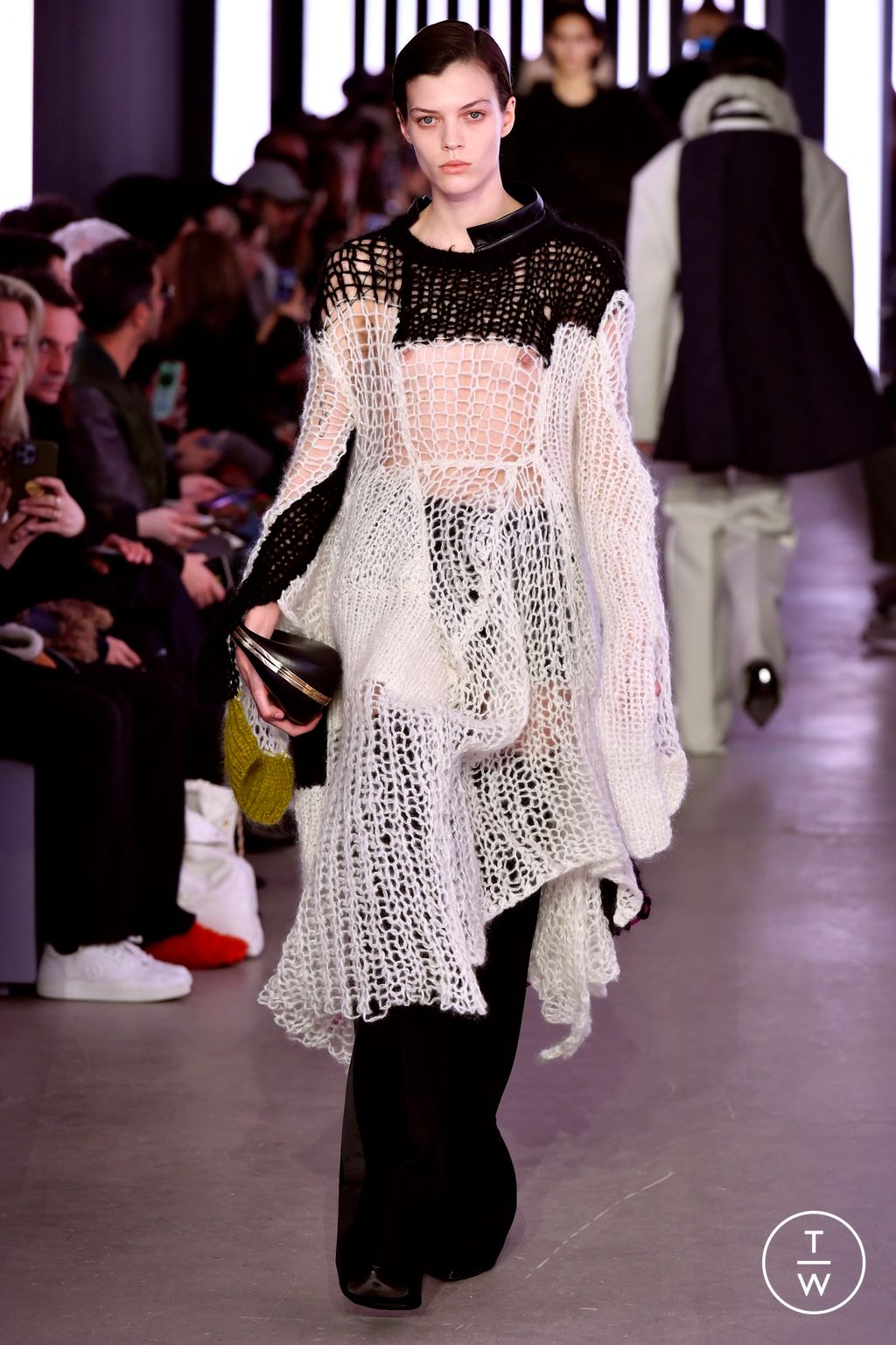Fashion Week Paris Fall/Winter 2024 look 8 de la collection Sacai womenswear