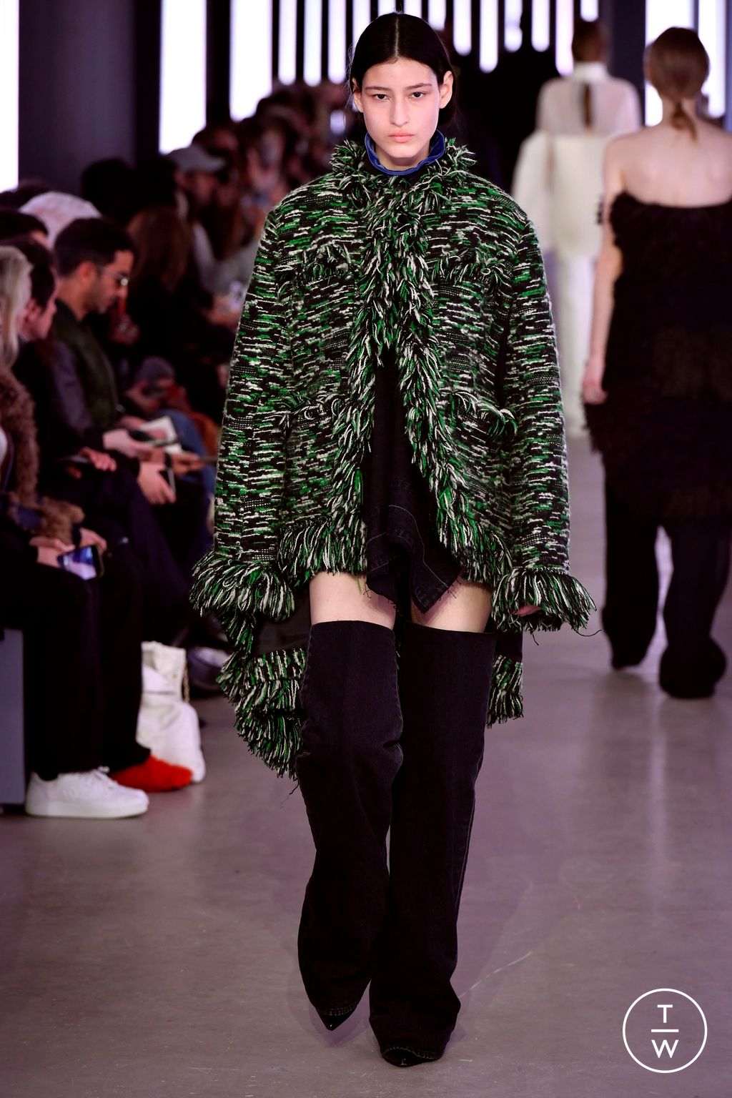 Fashion Week Paris Fall/Winter 2024 look 13 de la collection Sacai womenswear