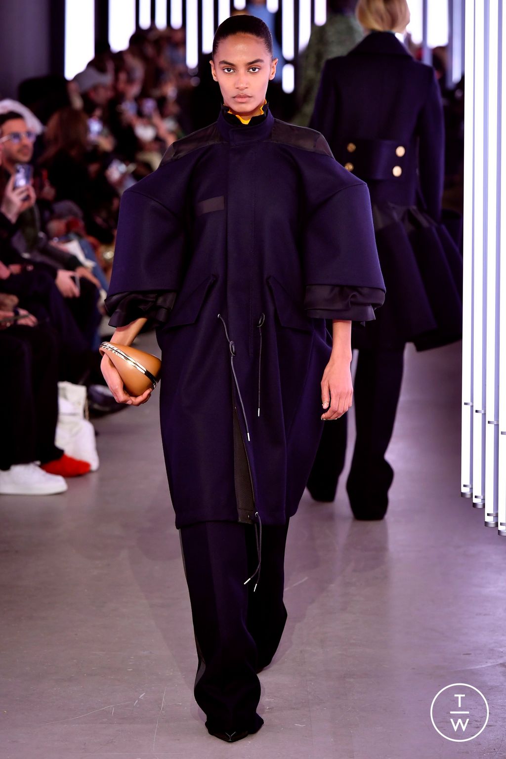 Fashion Week Paris Fall/Winter 2024 look 19 de la collection Sacai womenswear