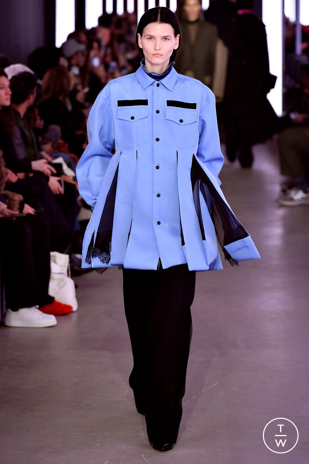 Fashion Week Paris Fall/Winter 2024 look 22 de la collection Sacai womenswear
