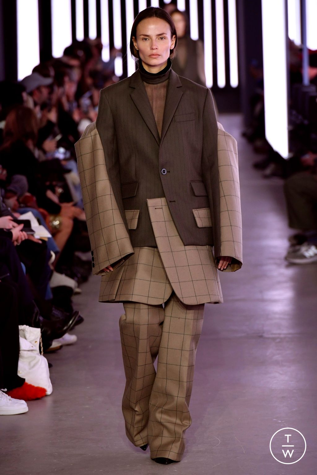 Fashion Week Paris Fall/Winter 2024 look 23 from the Sacai collection womenswear