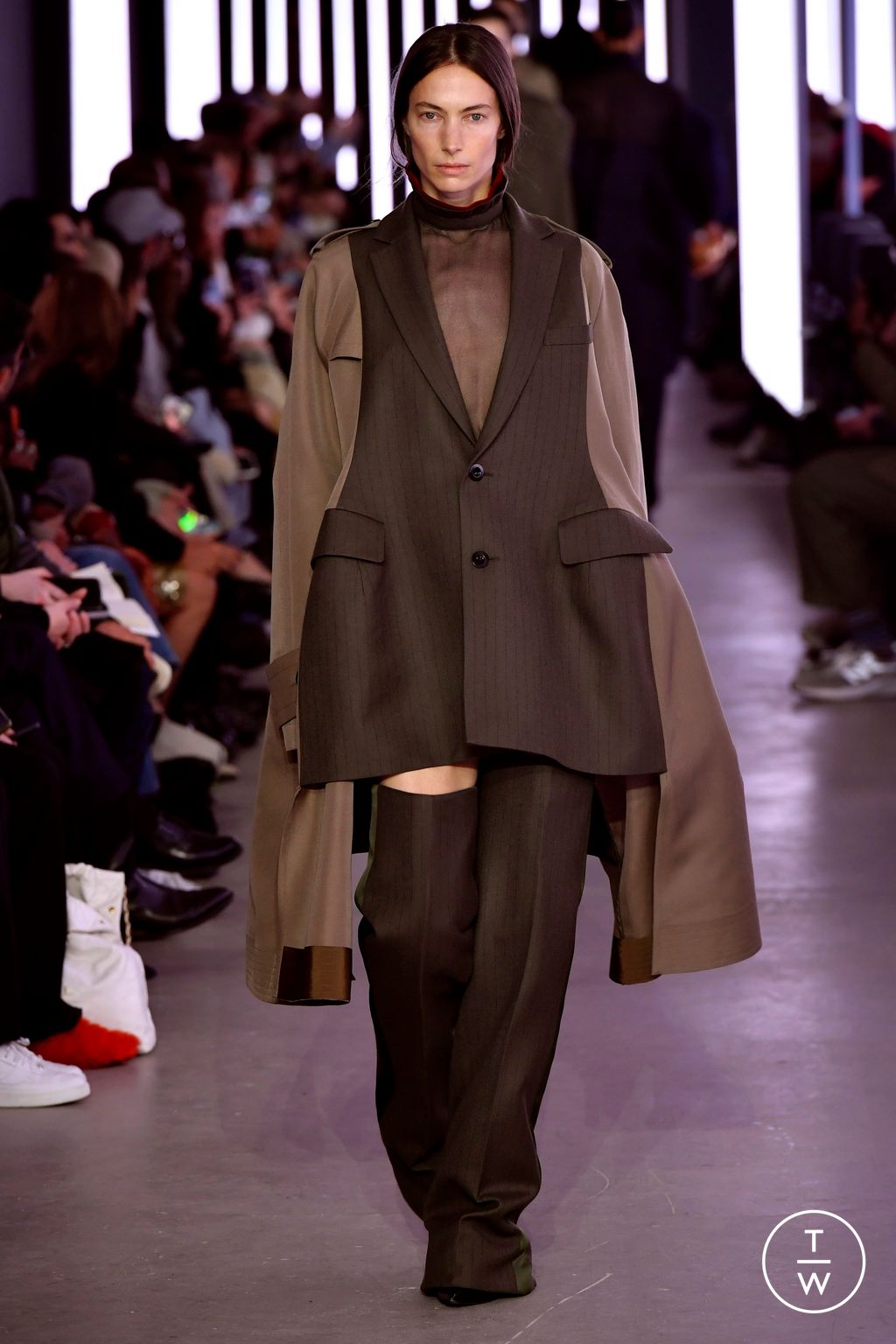 Fashion Week Paris Fall/Winter 2024 look 24 de la collection Sacai womenswear