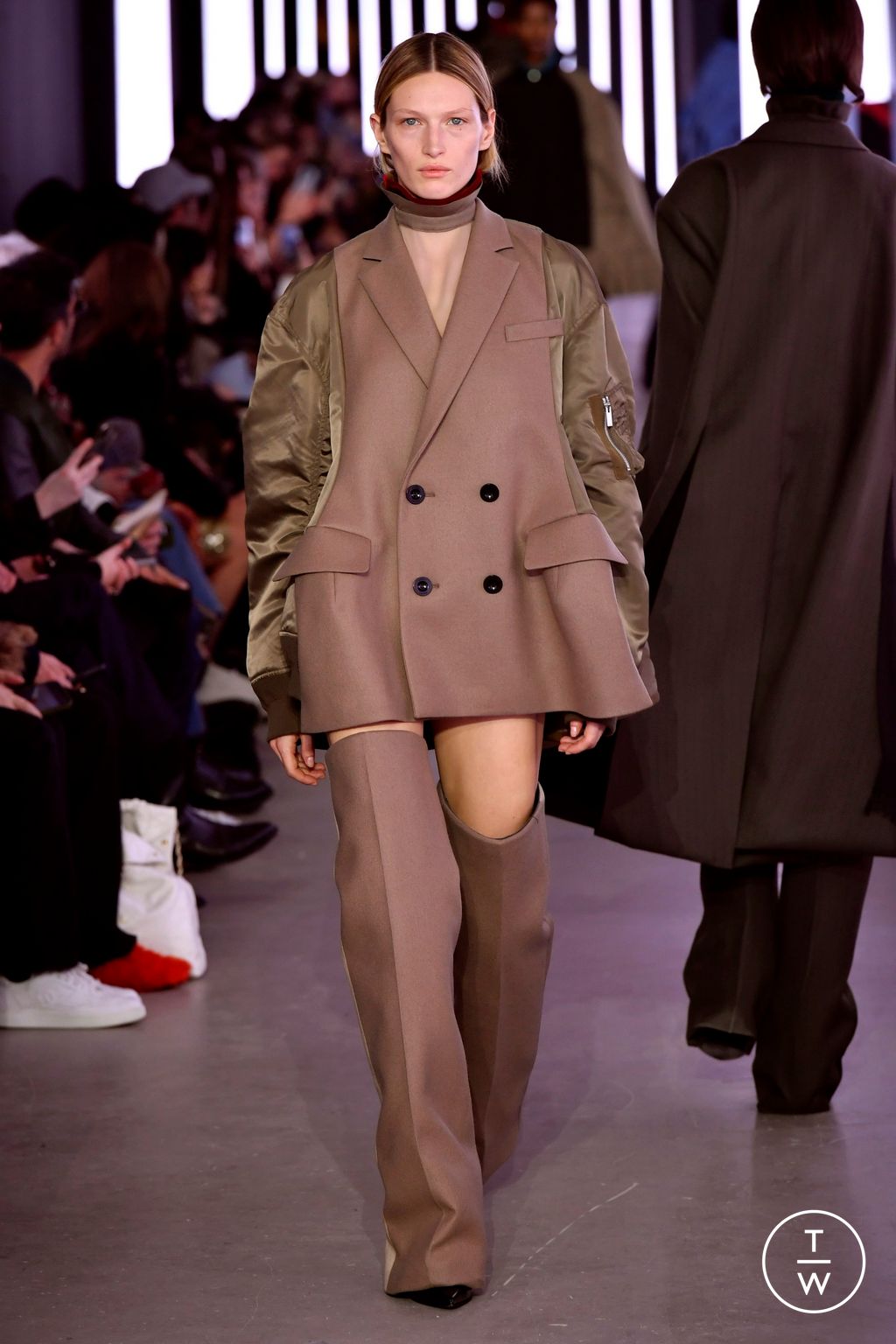 Fashion Week Paris Fall/Winter 2024 look 28 de la collection Sacai womenswear