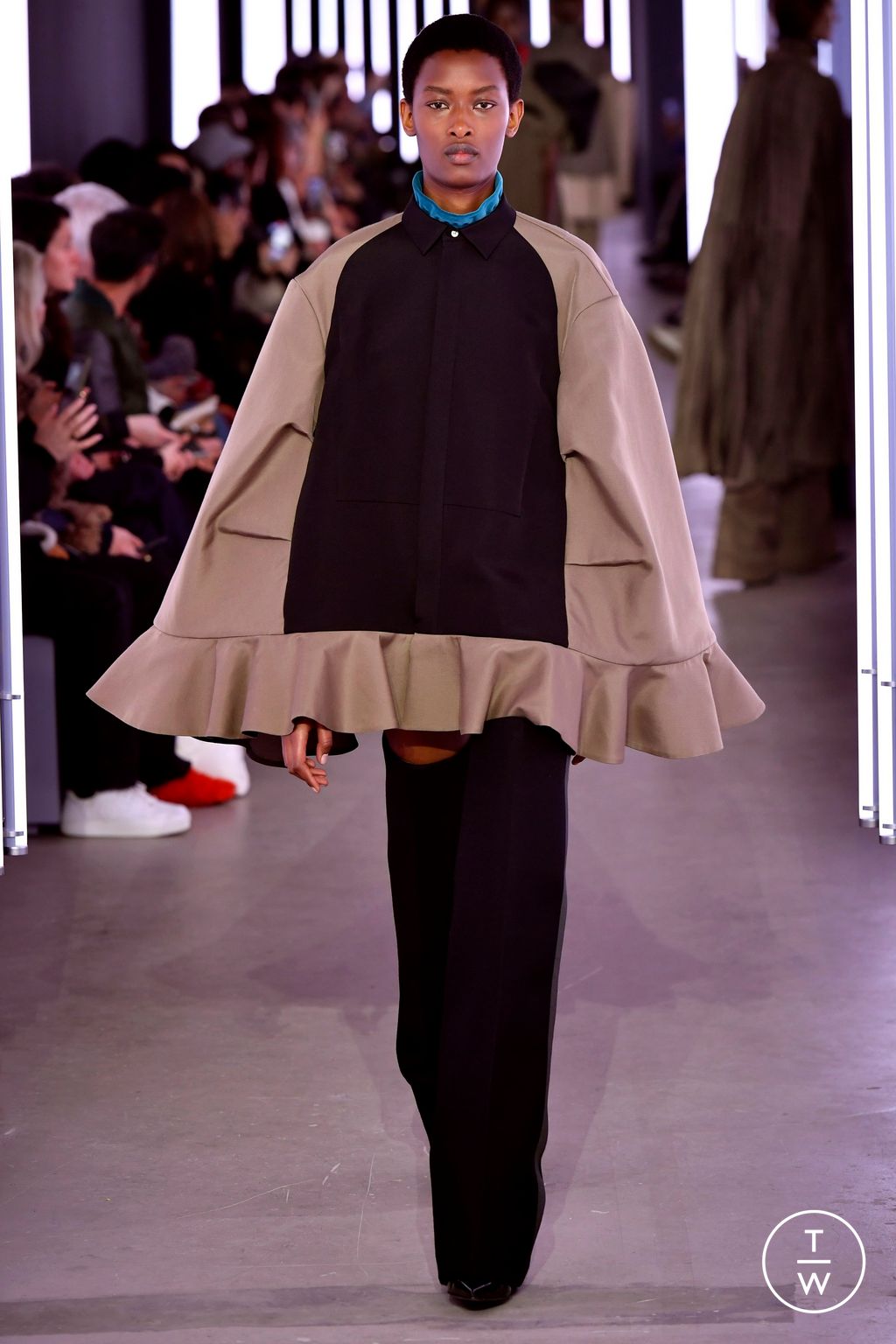 Fashion Week Paris Fall/Winter 2024 look 29 from the Sacai collection womenswear