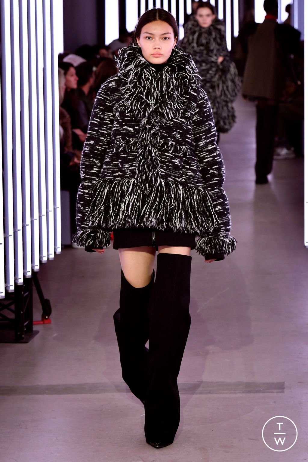 Fashion Week Paris Fall/Winter 2024 look 33 de la collection Sacai womenswear