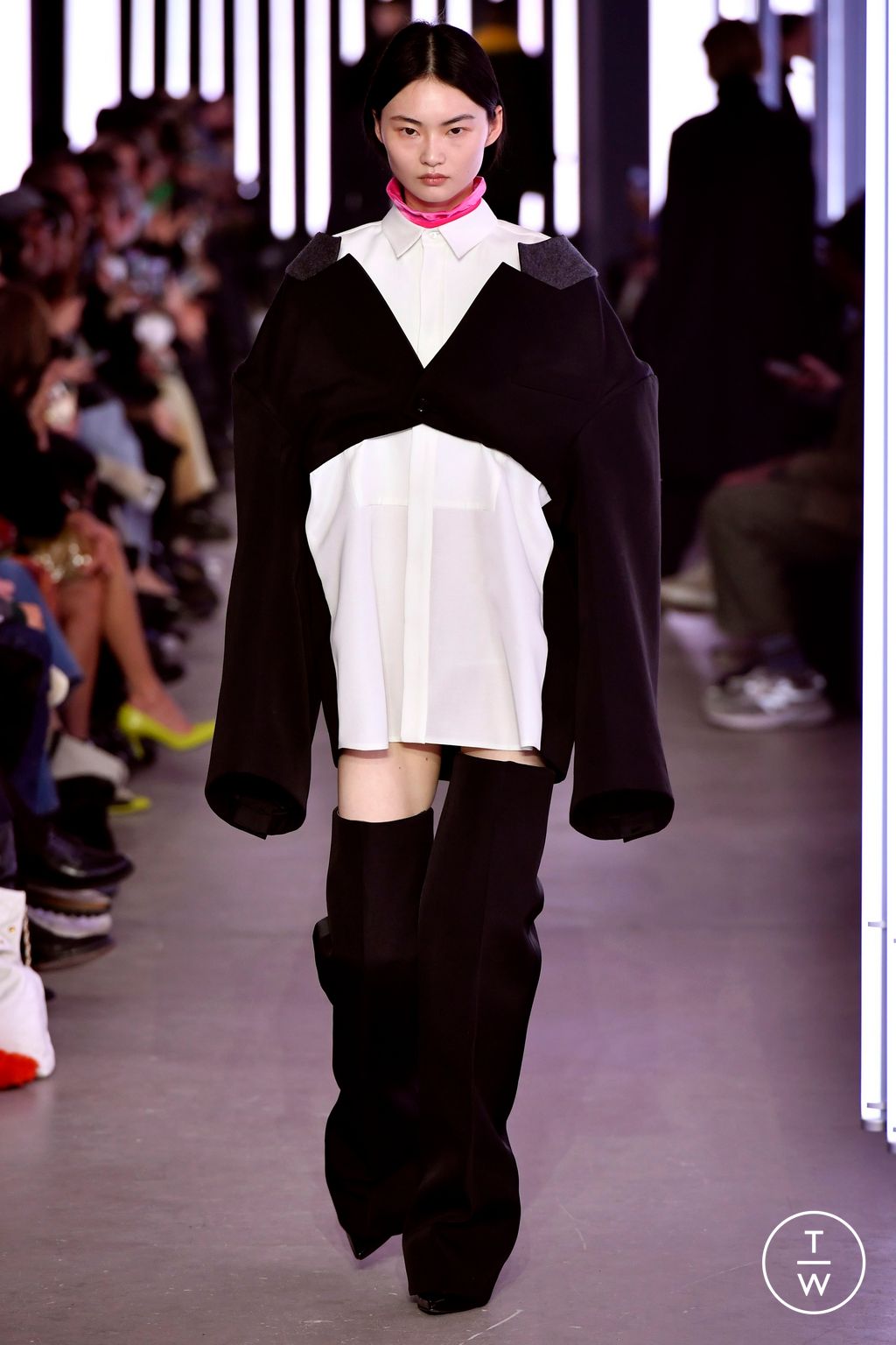 Fashion Week Paris Fall/Winter 2024 look 43 de la collection Sacai womenswear