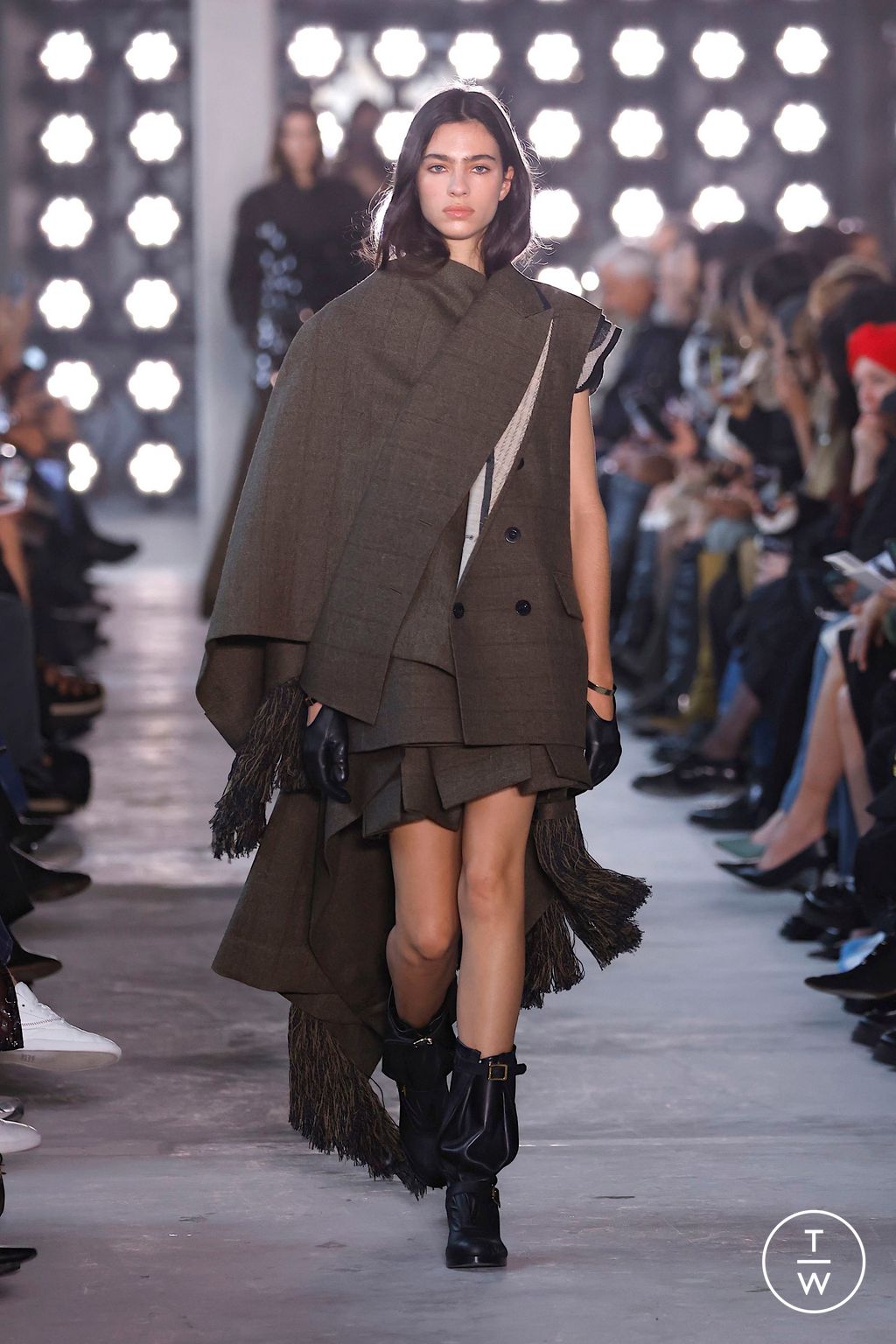 Fashion Week Paris Fall/Winter 2025 look 1 from the Sacai collection womenswear