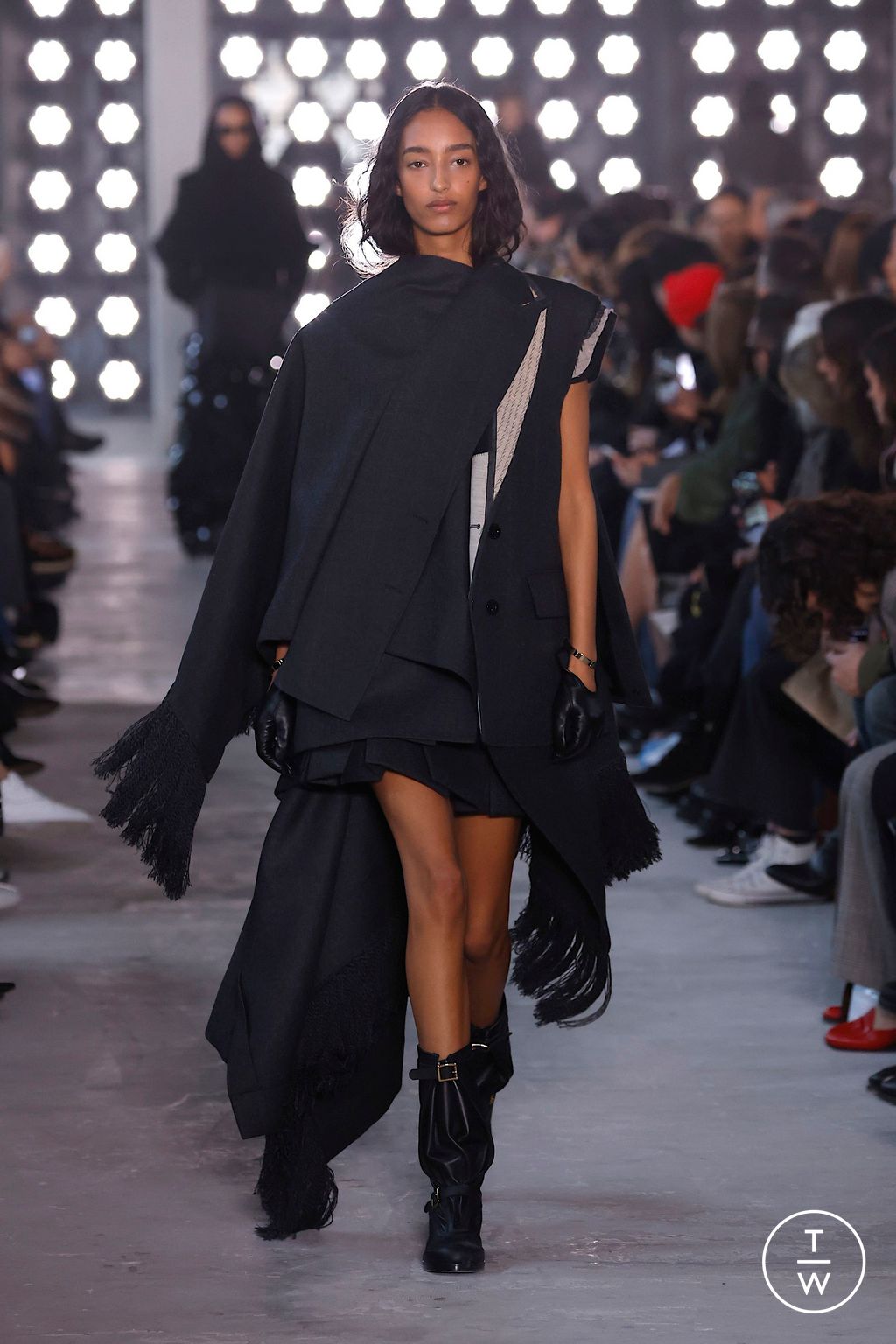 Fashion Week Paris Fall/Winter 2025 look 4 from the Sacai collection womenswear