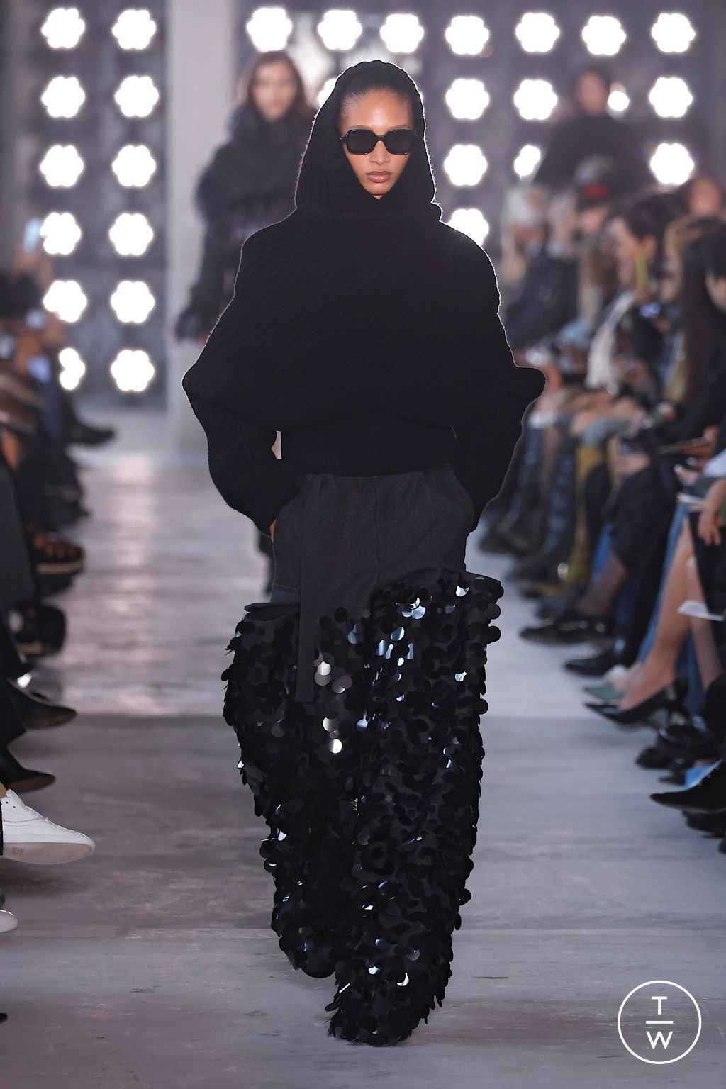 Fashion Week Paris Fall/Winter 2025 look 5 from the Sacai collection womenswear