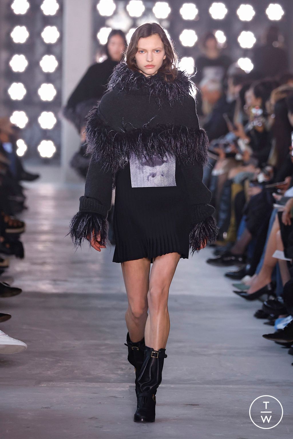 Fashion Week Paris Fall/Winter 2025 look 6 from the Sacai collection womenswear