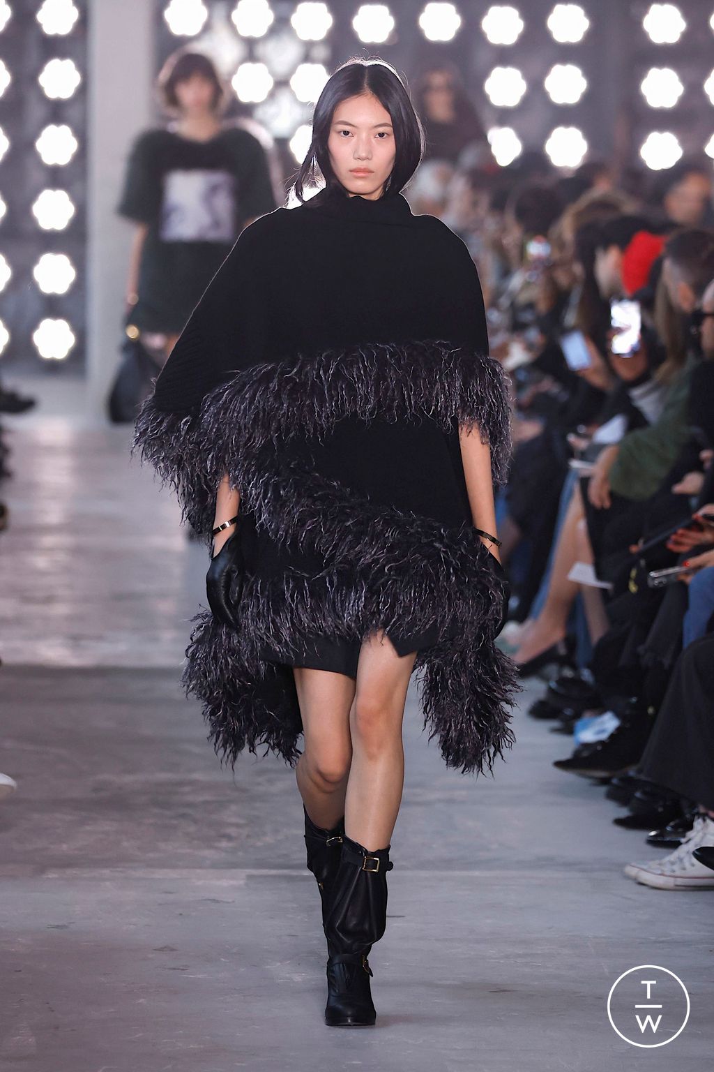 Fashion Week Paris Fall/Winter 2025 look 7 from the Sacai collection womenswear