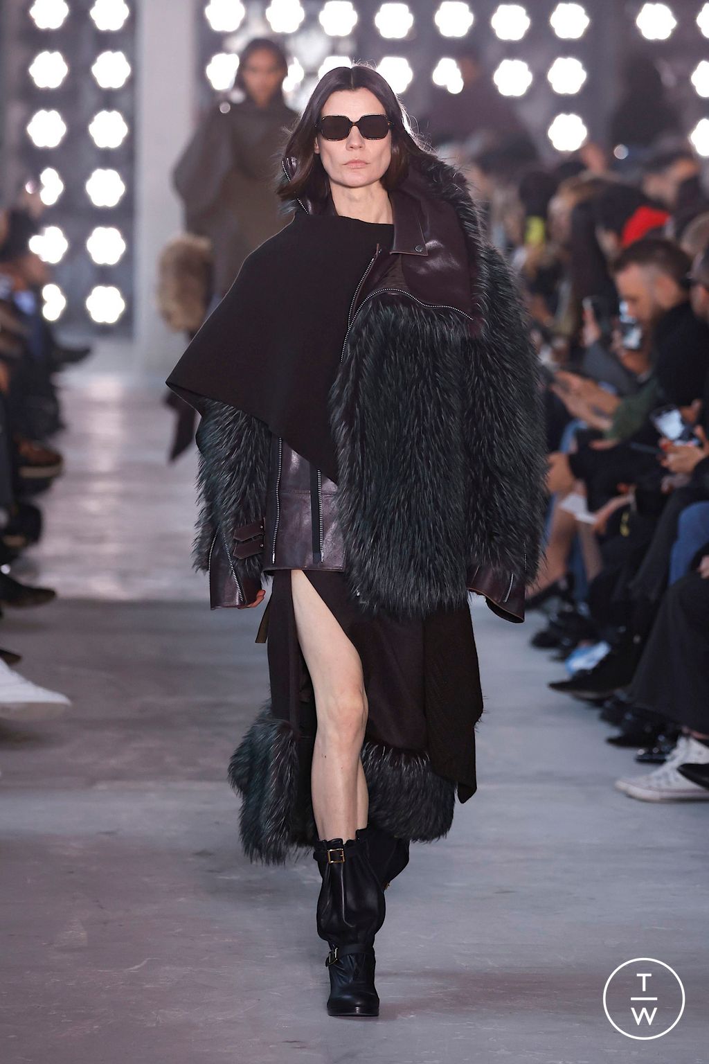Fashion Week Paris Fall/Winter 2025 look 9 from the Sacai collection womenswear