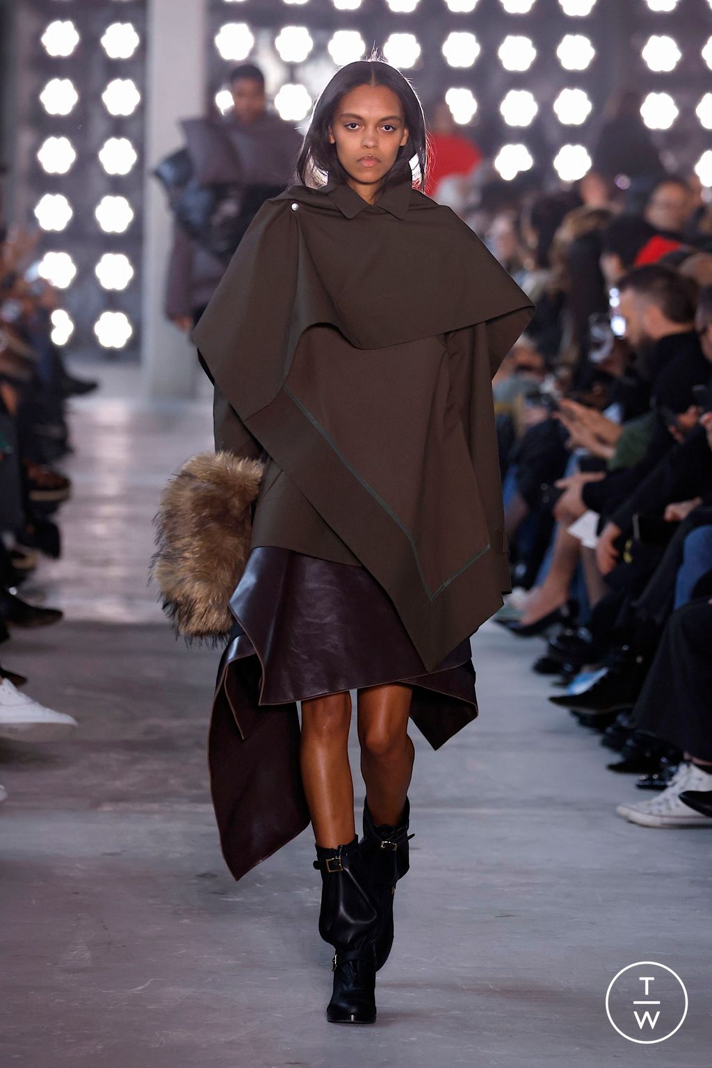 Fashion Week Paris Fall/Winter 2025 look 10 from the Sacai collection womenswear