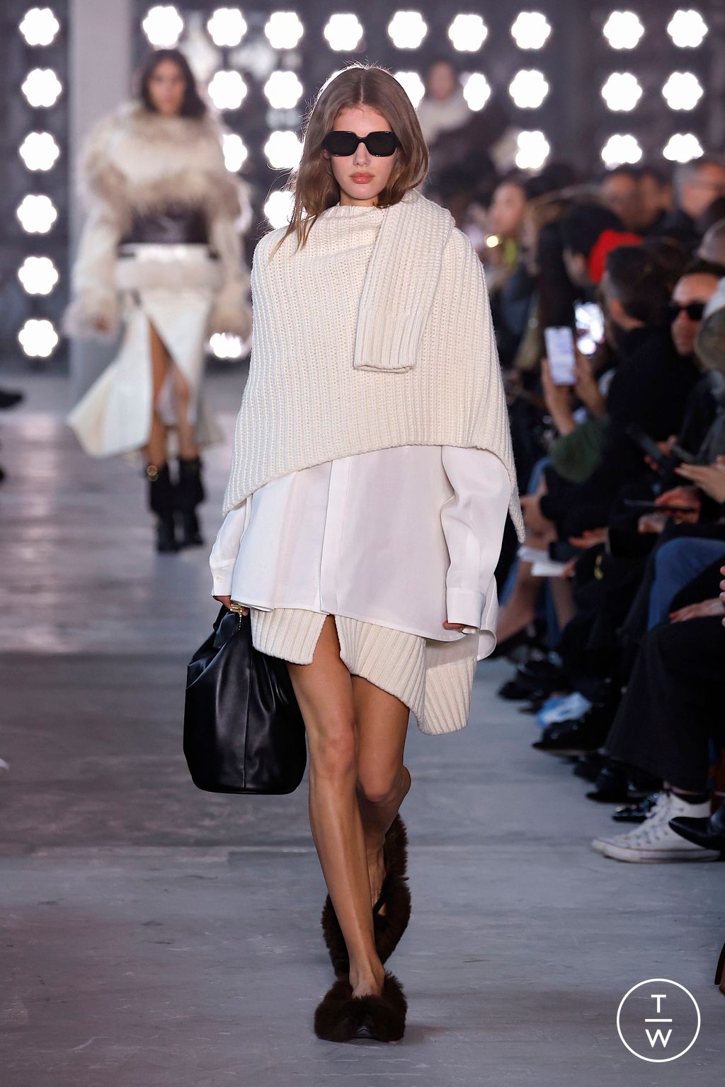 Fashion Week Paris Fall/Winter 2025 look 14 from the Sacai collection womenswear