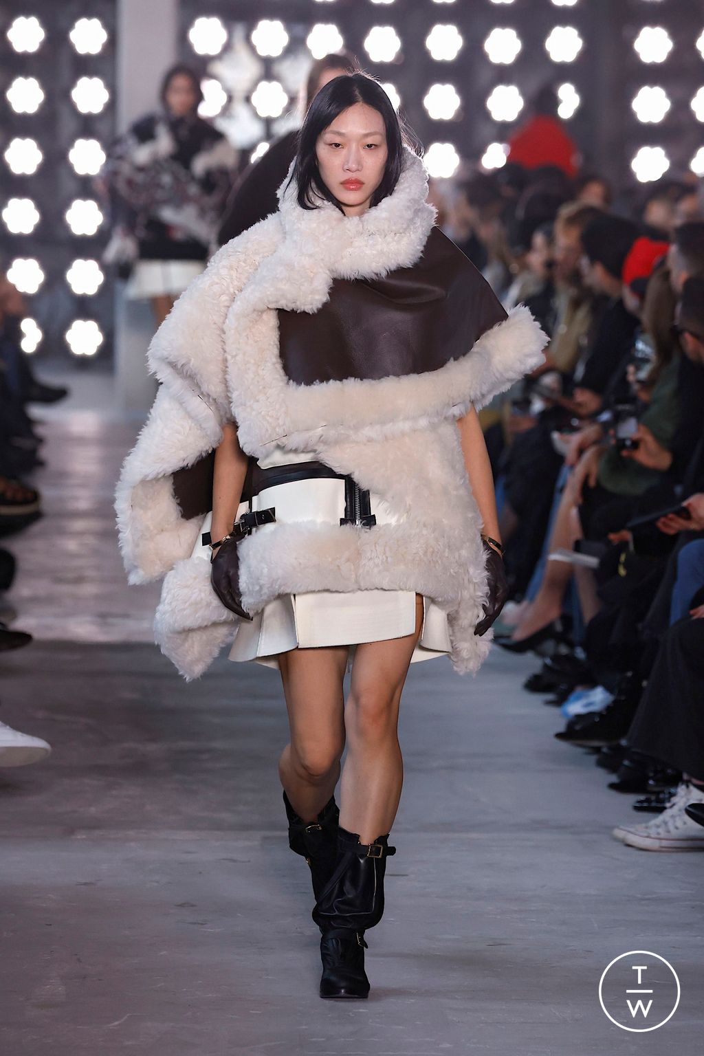 Fashion Week Paris Fall/Winter 2025 look 16 from the Sacai collection womenswear