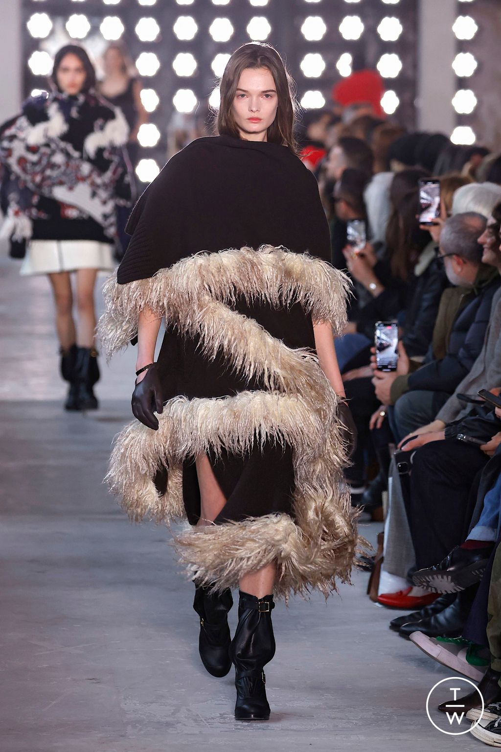 Fashion Week Paris Fall/Winter 2025 look 17 from the Sacai collection womenswear