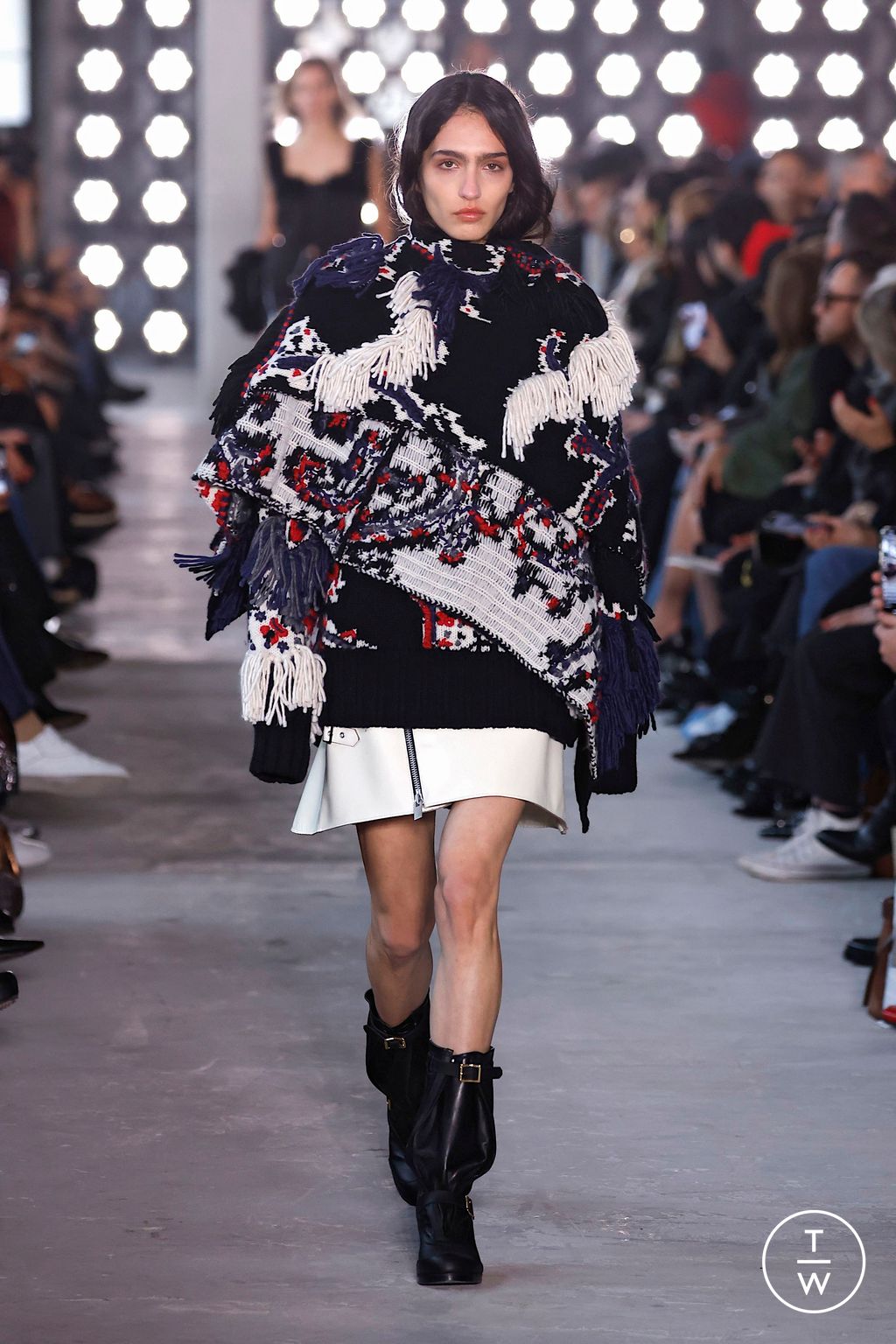 Fashion Week Paris Fall/Winter 2025 look 18 from the Sacai collection womenswear