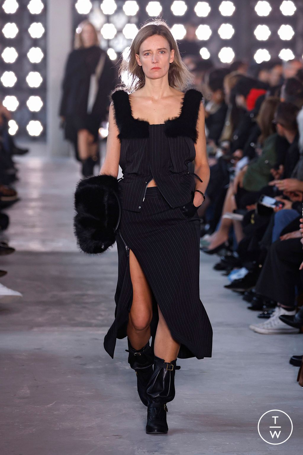 Fashion Week Paris Fall/Winter 2025 look 19 from the Sacai collection womenswear