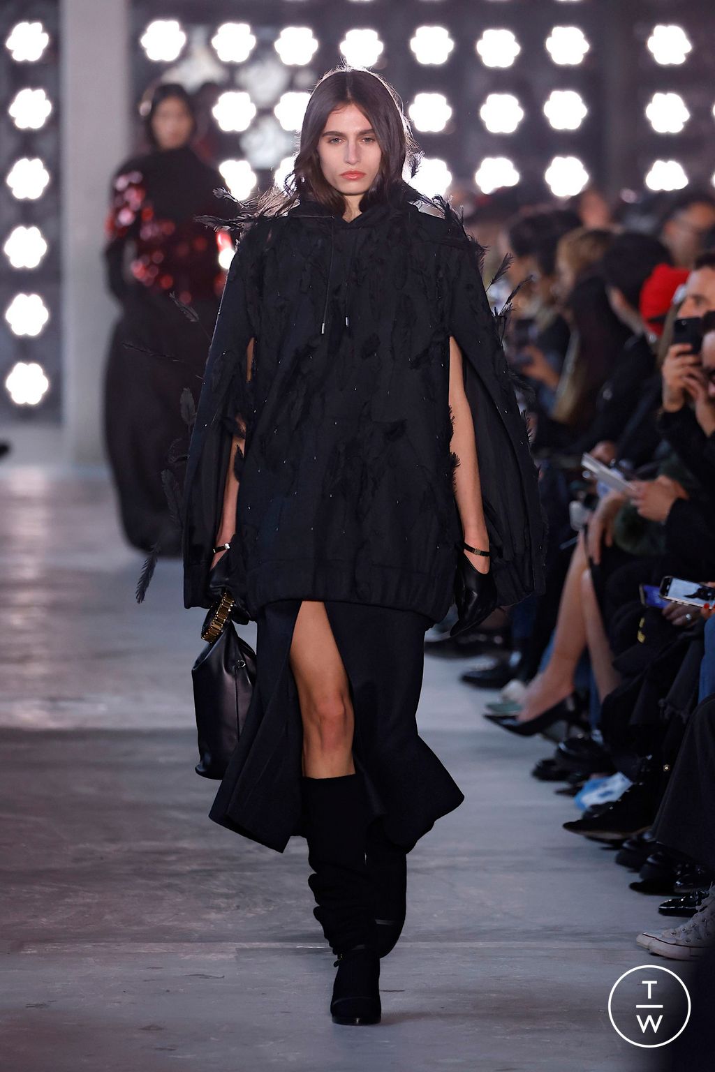 Fashion Week Paris Fall/Winter 2025 look 22 from the Sacai collection womenswear