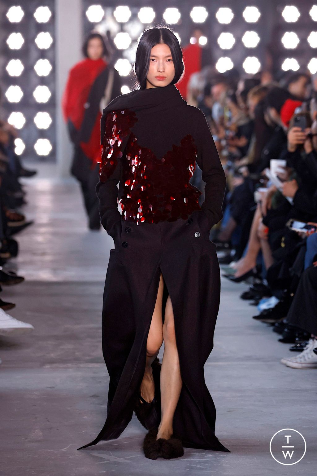 Fashion Week Paris Fall/Winter 2025 look 23 from the Sacai collection womenswear
