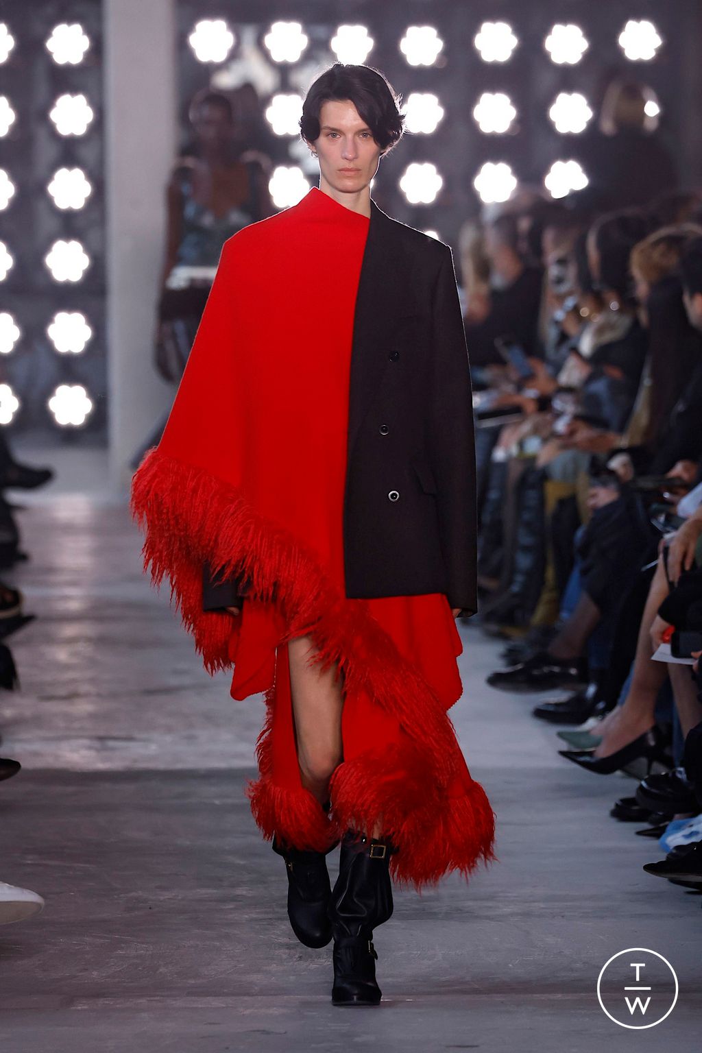 Fashion Week Paris Fall/Winter 2025 look 25 from the Sacai collection womenswear
