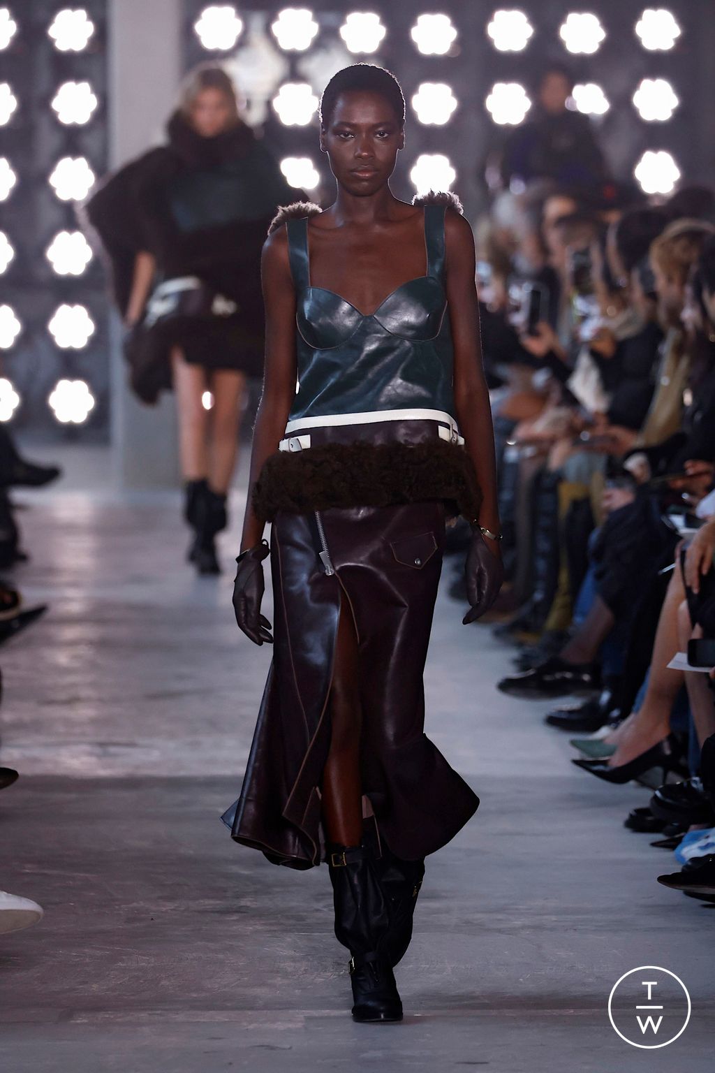 Fashion Week Paris Fall/Winter 2025 look 26 from the Sacai collection womenswear