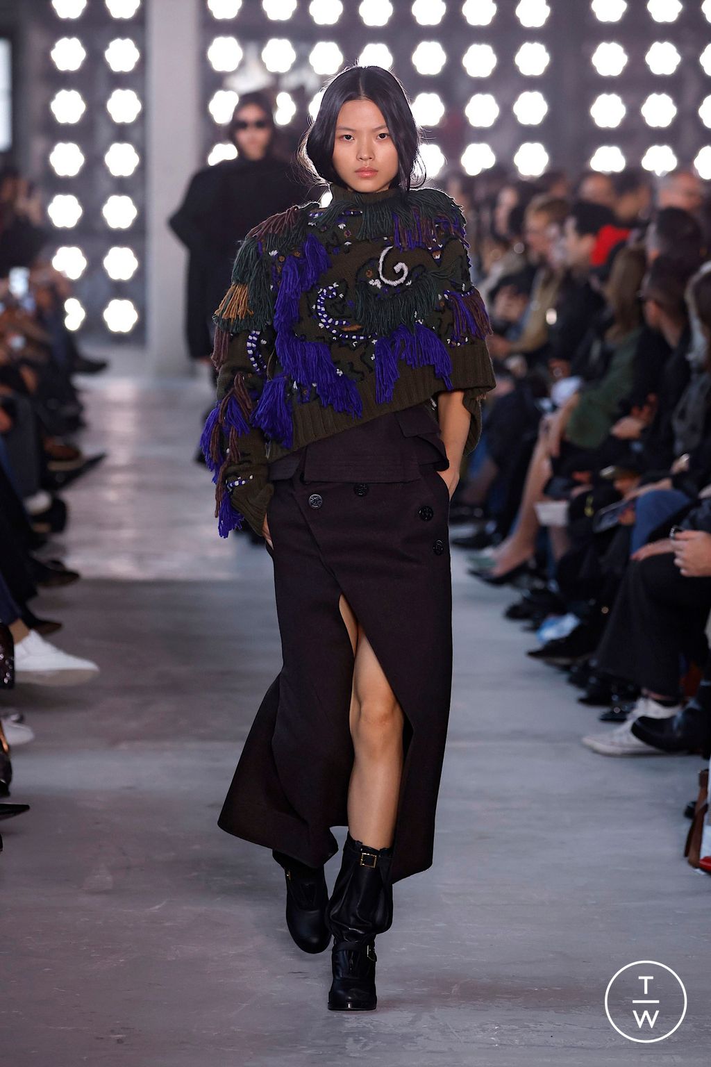 Fashion Week Paris Fall/Winter 2025 look 28 from the Sacai collection womenswear