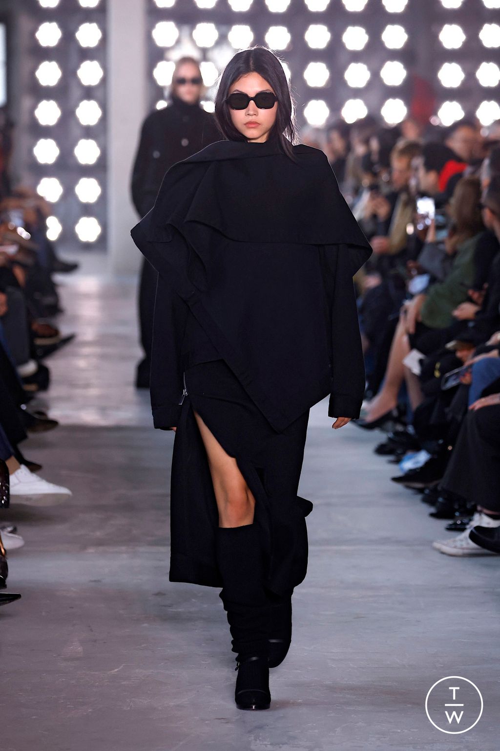 Fashion Week Paris Fall/Winter 2025 look 29 from the Sacai collection womenswear
