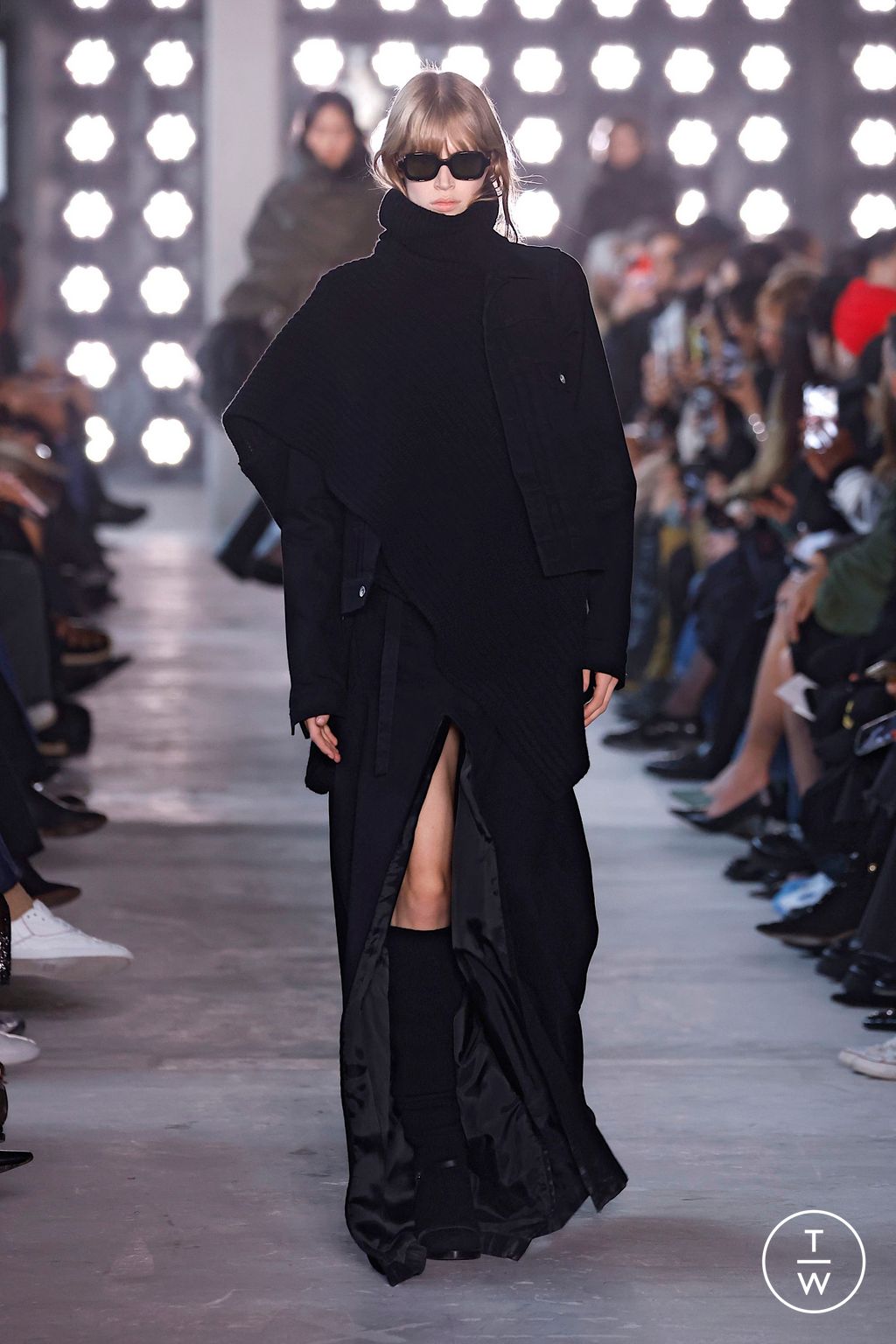 Fashion Week Paris Fall/Winter 2025 look 31 from the Sacai collection womenswear
