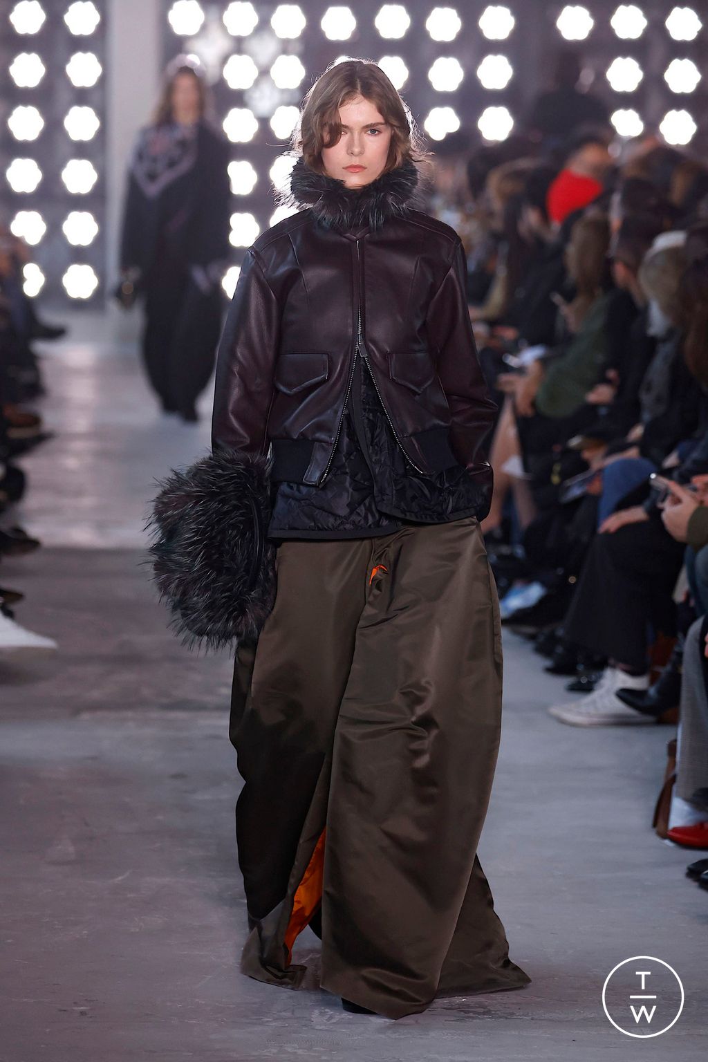 Fashion Week Paris Fall/Winter 2025 look 33 from the Sacai collection womenswear