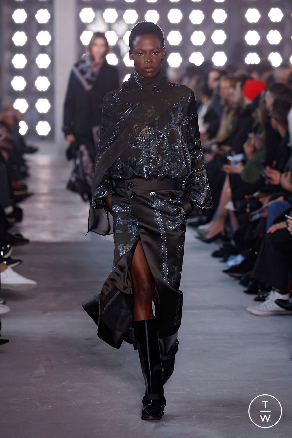 Fashion Week Paris Fall/Winter 2025 look 35 from the Sacai collection womenswear