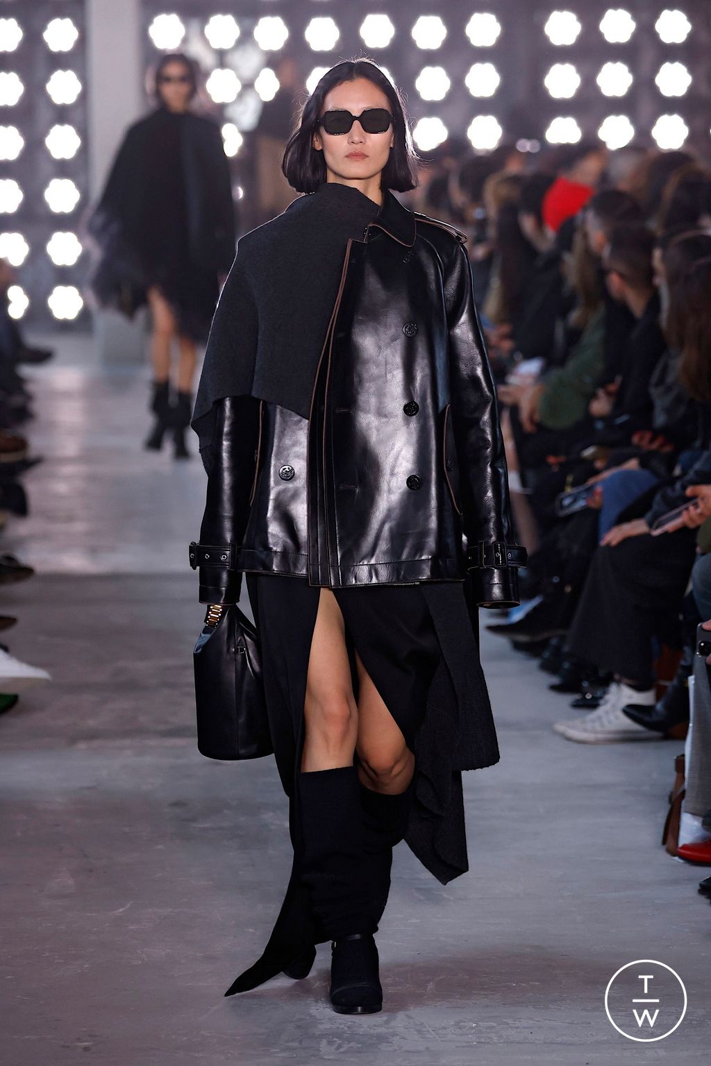 Fashion Week Paris Fall/Winter 2025 look 38 from the Sacai collection womenswear