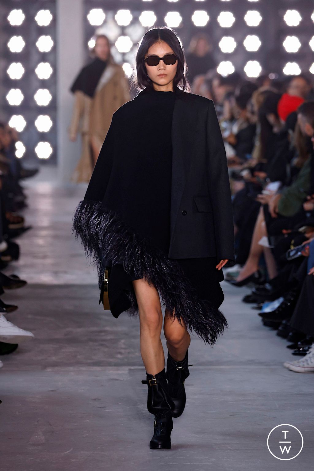 Fashion Week Paris Fall/Winter 2025 look 39 from the Sacai collection womenswear