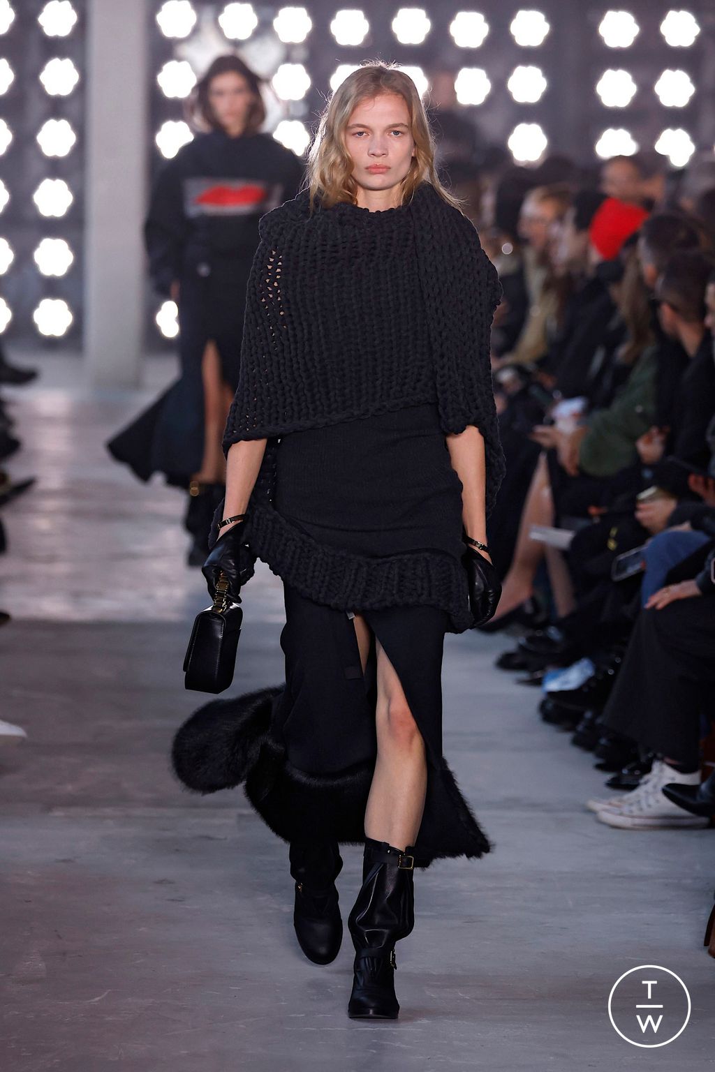 Fashion Week Paris Fall/Winter 2025 look 41 from the Sacai collection womenswear