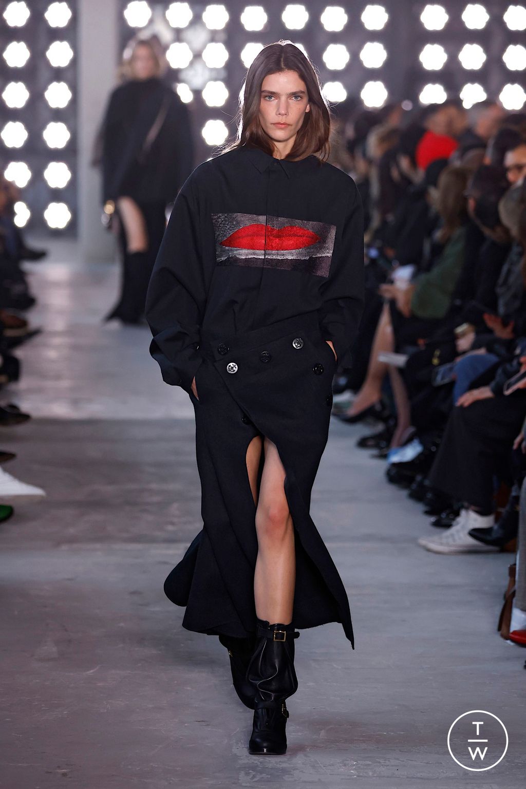 Fashion Week Paris Fall/Winter 2025 look 42 from the Sacai collection womenswear