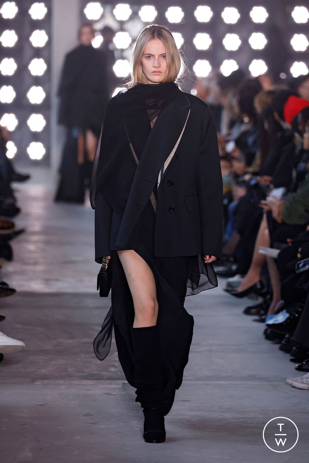 Fashion Week Paris Fall/Winter 2025 look 43 from the Sacai collection womenswear