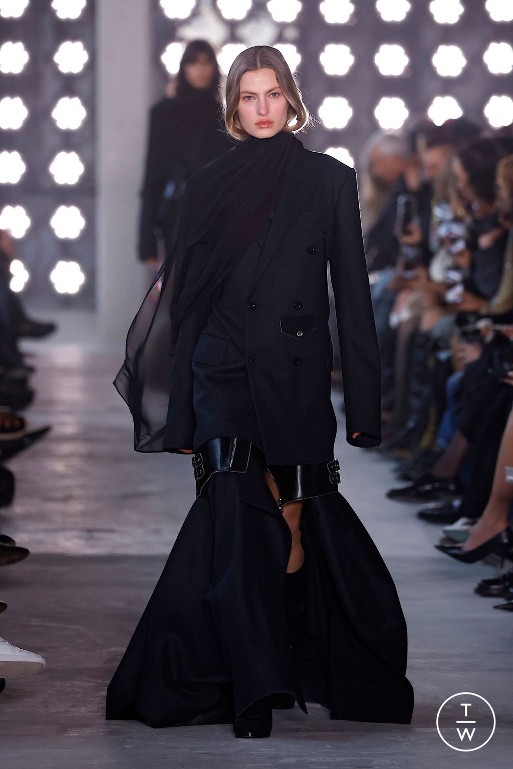 Fashion Week Paris Fall/Winter 2025 look 44 from the Sacai collection womenswear