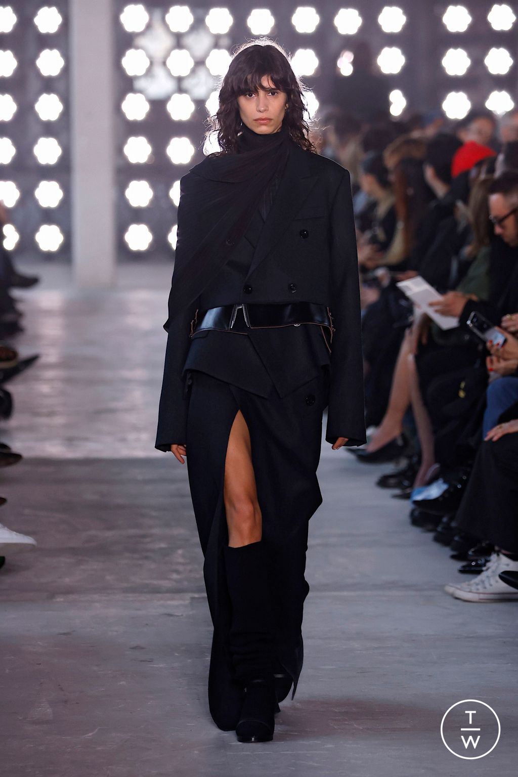 Fashion Week Paris Fall/Winter 2025 look 45 from the Sacai collection womenswear