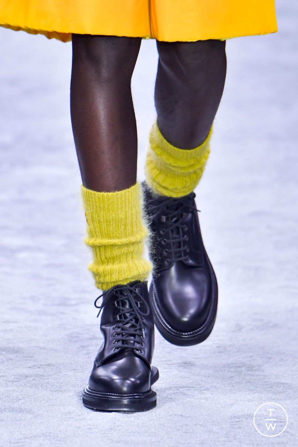 Fashion Week Paris Fall/Winter 2024 look 16 from the Sacai collection menswear accessories