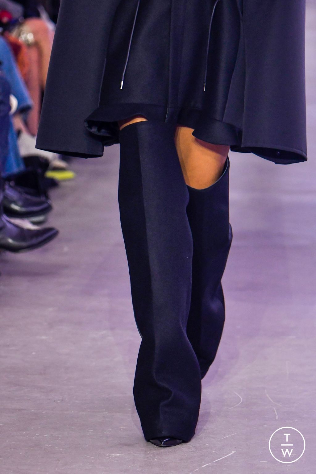 Fashion Week Paris Fall/Winter 2024 look 1 from the Sacai collection 女装配饰