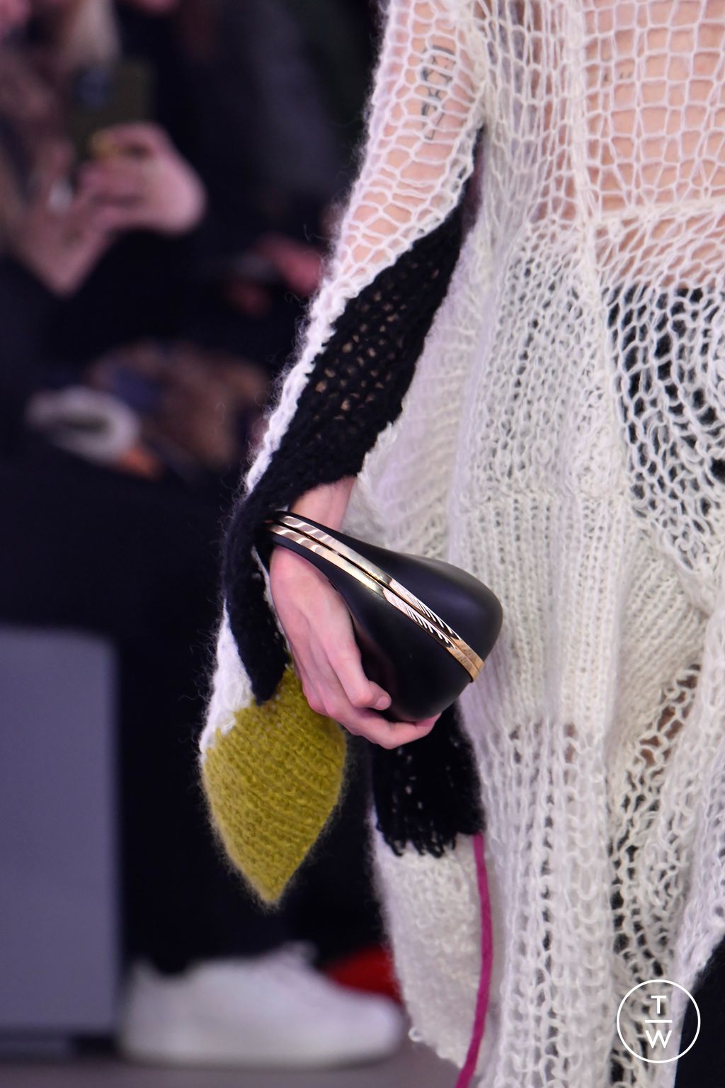 Fashion Week Paris Fall/Winter 2024 look 10 de la collection Sacai womenswear accessories