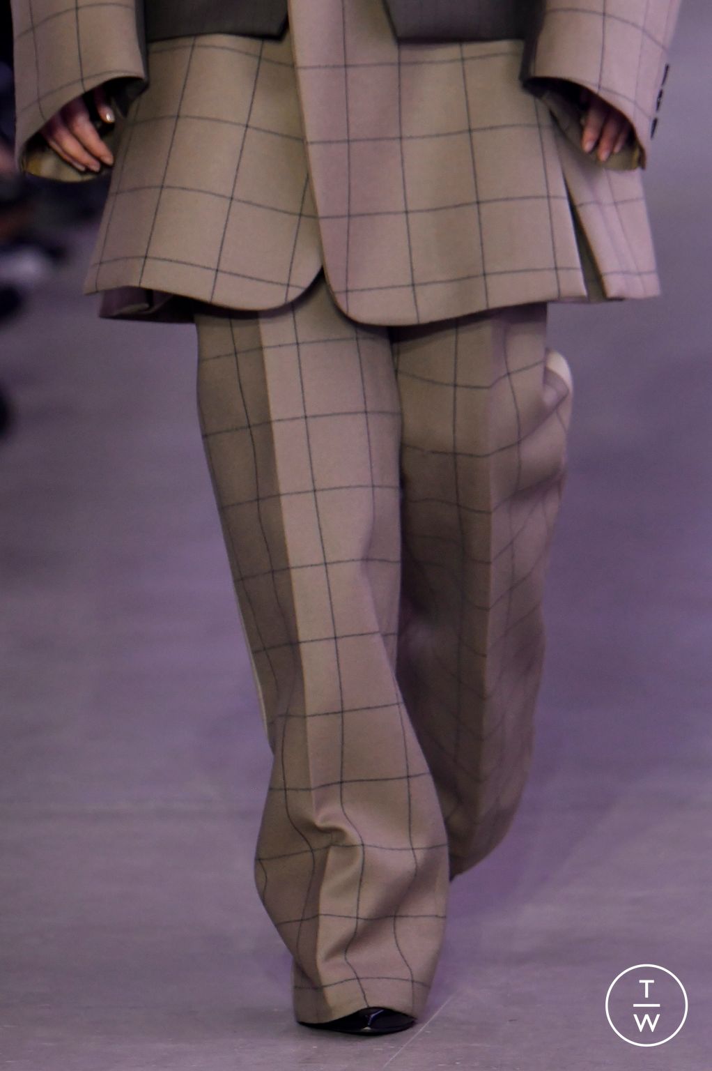 Fashion Week Paris Fall/Winter 2024 look 7 from the Sacai collection 女装配饰