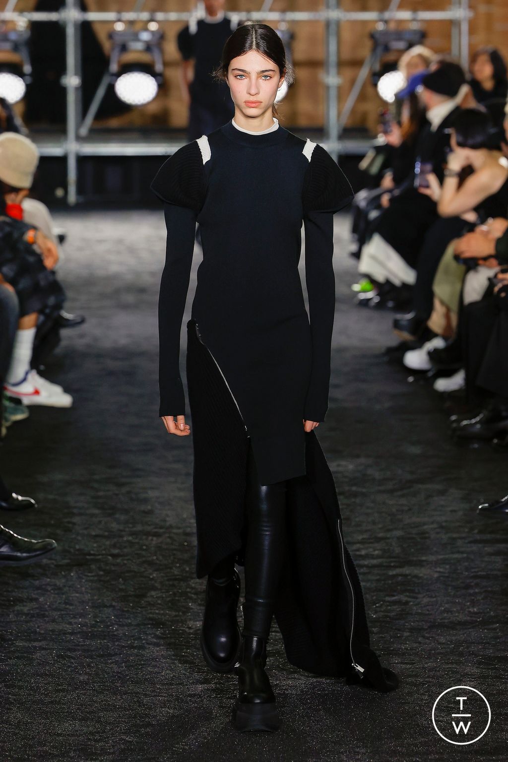 Fashion Week Paris Fall/Winter 2023 look 1 de la collection Sacai menswear