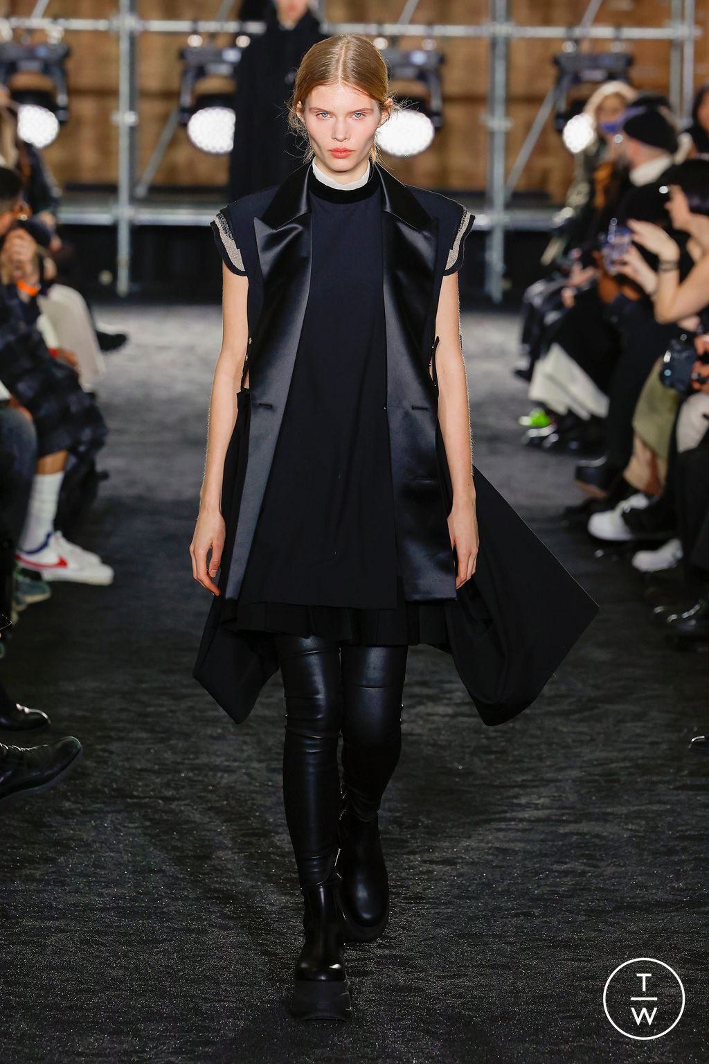 Fashion Week Paris Fall/Winter 2023 look 6 de la collection Sacai menswear