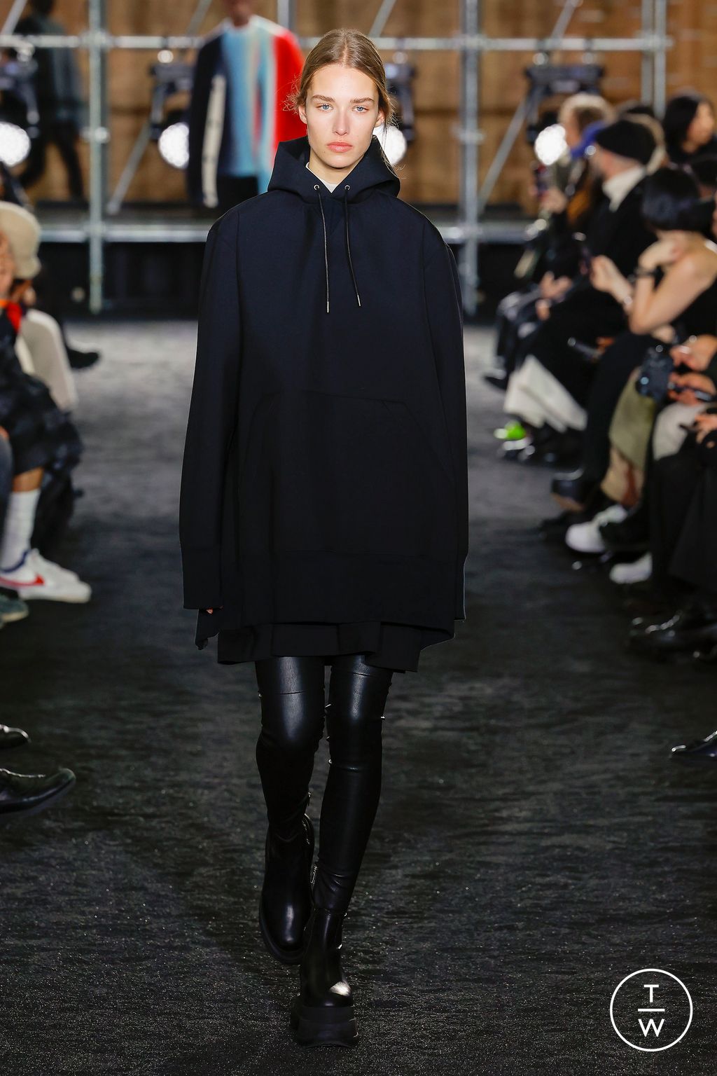 Fashion Week Paris Fall/Winter 2023 look 7 de la collection Sacai menswear